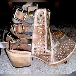 NWT 🚨 Freebird Dahlia boots size 8 in the color taupe